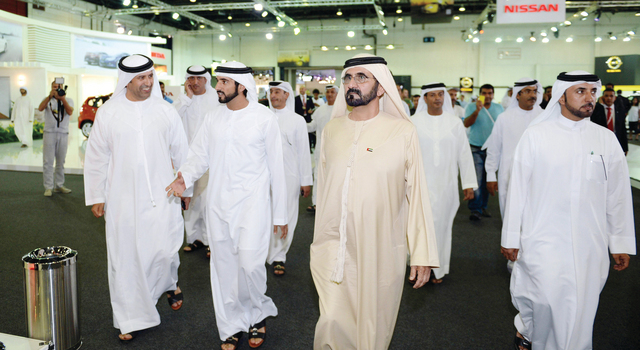 "محمد بن راشد يستعرض الأجنحة المشاركة بالمعرض"