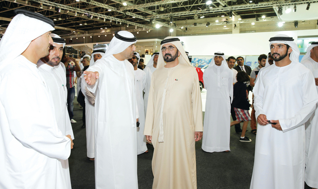 "محمد بن راشد يرافقه حمدان بن محمد يستمع إلى شرح عن السيارات من طارق الطاير"