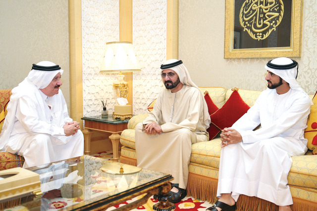 "محمد بن راشد خلال استقباله العثمان بحضور حمدان بن محمد \tتصوير: محمد هشام"