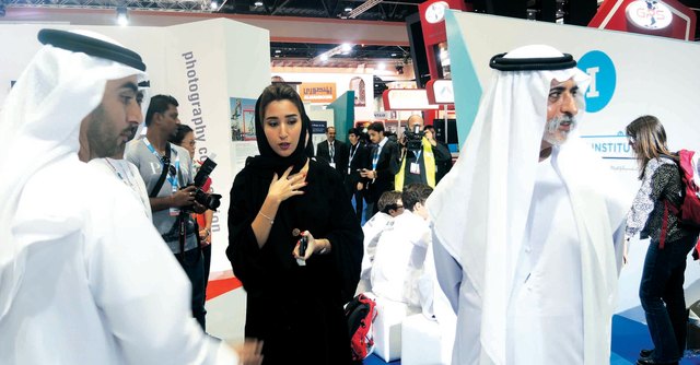 "نهيان بن مبارك يتجول في المعرض"