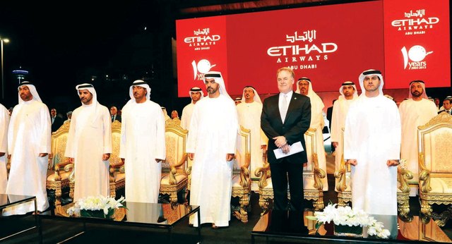 "أحمد بن سعيد وحامد بن زايد وأحمد بن سيف آل نهيان وأحمد علي الصايغ وأحمد مبارك المزروعي وجيمس هوجن خلال الاحتفال البيان"