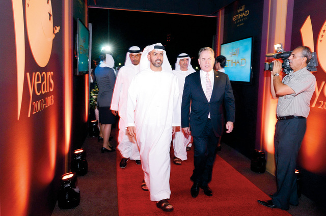 "جيمس هوجن بصحبة حامد بن زايد أثناء الاحتفالالبيان"