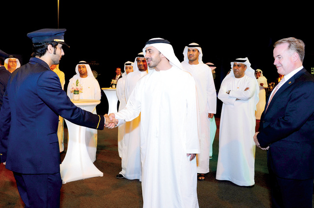 "عبدالله بن زايد يلتقي عددًا من أفراد برنامج الطيارين المتدربين في الاتحاد للطيران البيان"