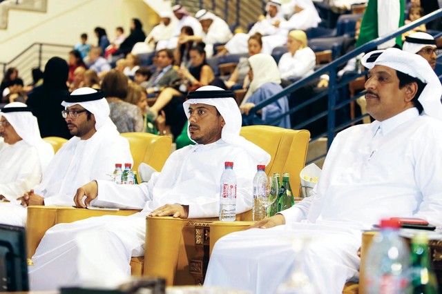 "سلطان بن طحنون وأحمد بن حمدان يتابعان السباقات"