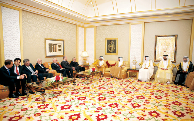 "محمد بن راشد خلال استقباله مايكل تيمبر بحضور حمدان ومكتوم بن محمد ومحمد المر وأحمد بن سعيد وأعضاء الوفد البرازيلي \t\t\t\t\t\t\t\t\t تصوير: خليفة اليوسف"