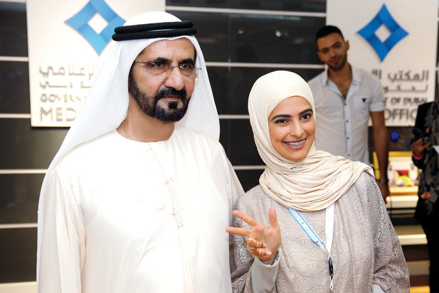 "محمد بن راشد يلتقط الصور التذكارية مع طالبة من الوفد الزائر"