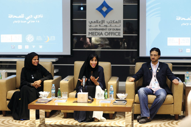 "منى المري تقدم شرحاً عن أنشطة واختصاصات المكتب الإعلامي"