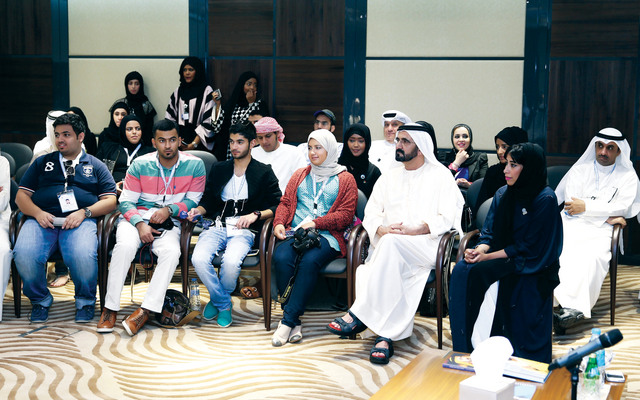 "محمد بن راشد خلال لقائه الوفد الطلابي من الكويت بحضور منى المري \t\t\t\t\t\t\t\t\t\t تصوير: محمد هشام"