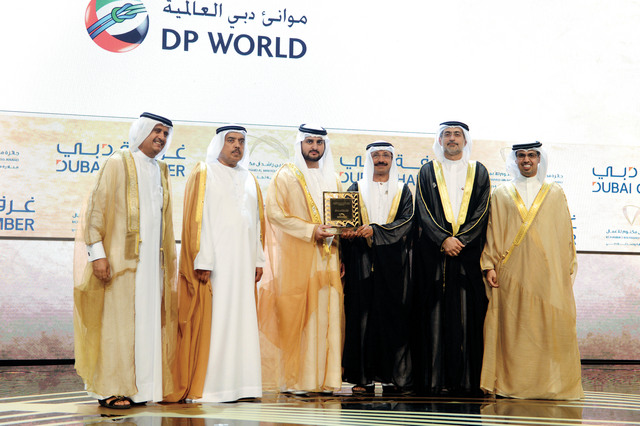 "سموه يسلم سلطان بن سليم جائزة «الأداء المتميز لعام 2013» لموانئ دبي العالمية"