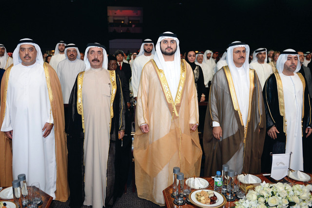 "مكتوم بن محمد وحشر بن مكتوم بن جمعة وسلطان المنصوري وعبد الرحمن الغرير وهشام الشيراوي وحمد بو عميم خلال السلام الوطني قبل توزيع الجوائز أمس في دبي\tتصوير- سيف محمد"