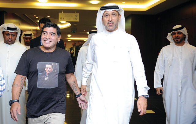 "يوسف السركال يصطحب مارادونا في جولة داخل اتحاد الكرة تصوير : هشام تكنوين"