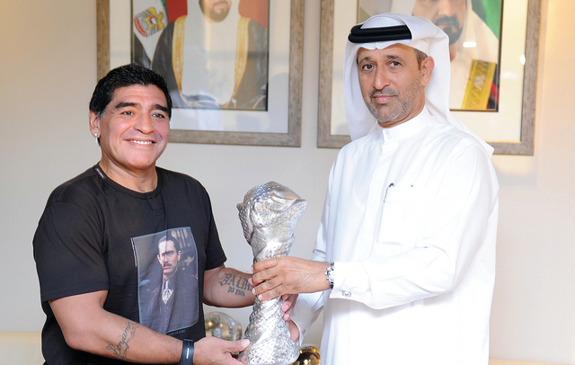 "السركال يقدم نسخة من كأس الخليج هدية لمارادونا"