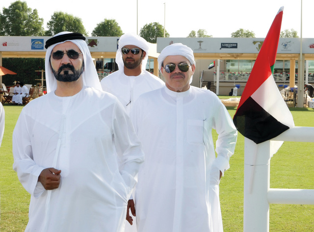 "محمد بن راشد خلال حضوره السباق مع مصبح الفتان"
