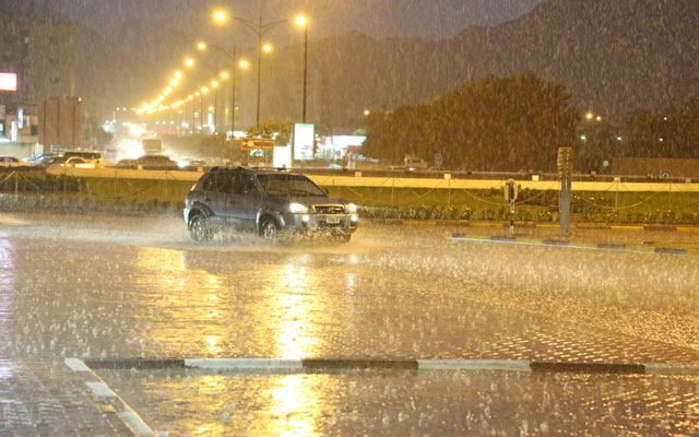 بالصور..أمطار غزيرة وصواعق رعدية على الساحل الشرقي