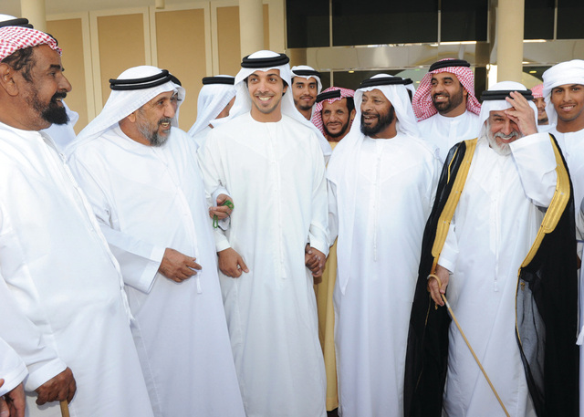 "منصور بن زايد في حديث باسم مع أهل العريس"