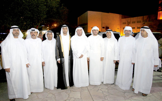 "العريس وشقيقه ناصر ووالد العروس وشقيقها أحمد يتوسطون إلياس عبدالخالق، محمد عبدالرحمن، عبدالوهاب أحمد، يونس شريف وإيهاب عبدالخالق"