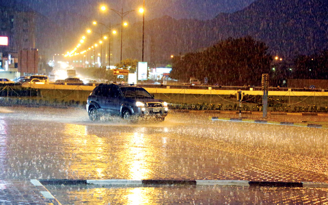 أمطار غزيرة وصواعق رعدية   على الساحل الشرقي ورأس الخيمة