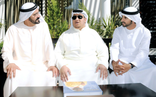 "محمد بن راشد مستقبلاً أحمد الغفلي بحضور حمدان بن محمد \t\t\t\t\t\t تصوير ـــ محمد هشام"