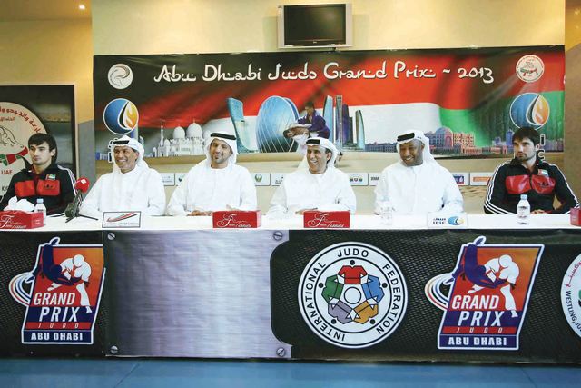 "بن ثعلوب واللجنة المنظمة خلال إعلان تفاصيل البطولة في المؤتمر الصحافي"