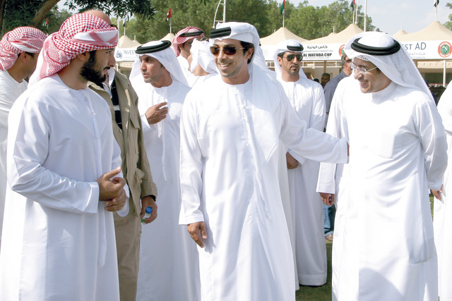 "منصور بن زايد في حديث مع ماجد بن محمد\tتصوير :مجدى اسكندر"