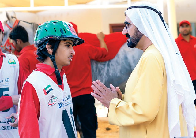 "محمد بن راشد يقدم نصائحه وارشاداته للفارس حمد بن دلموك \tتصوير ـ علي عيسى"