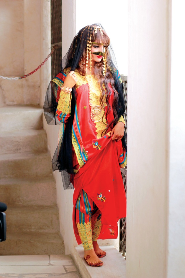 "رفيعة الهاجسي تتحفظ على عارضة (الموديل) الأجنبية للعبايا والزي التراثي"