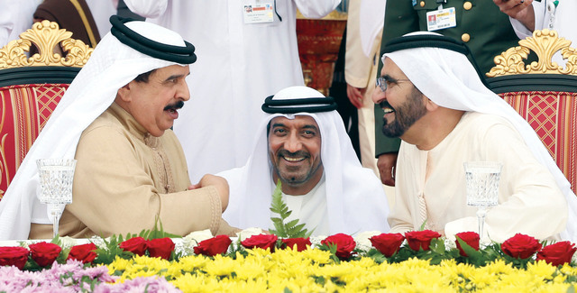 "محمد بن راشد وملك البحرين خلال العرض الجوي بحضور أحمد بن سعيد"