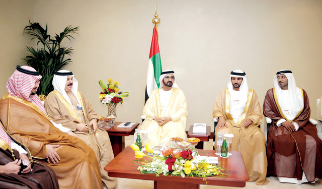 "محمد بن راشد لدى لقائه حمد بن سلمان بحضور حمدان بن محمد وأحمد بن سعيد وناصر بن حمد\tتصوير ـ خليفة اليوسف"