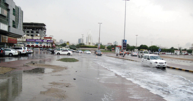 "أمطار غزيرة في عجمان وتجمع للمياه في بعض الطرقات\t تصوير:  محمد منور وحنيف"