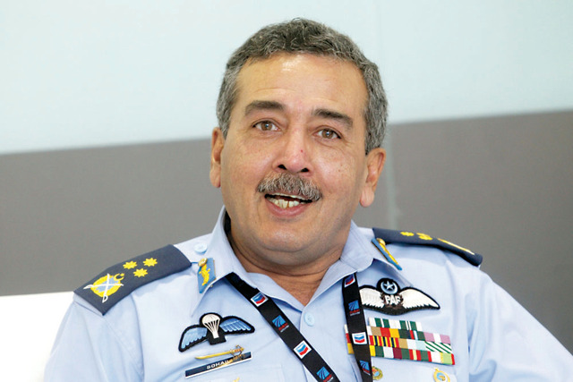 "المشير سهيل خان خلال الحوار \t\t تصوير: عمران خالد"