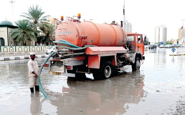 "العمل بوتيرة عالية لسحب المياه \tتصوير: حنيف"