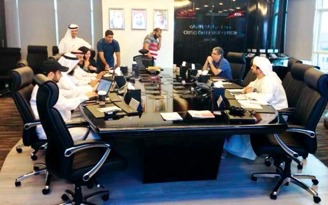 "فريق إدارة الأزمات في هيئة الطرق خلال الاجتماع \t\t من المصدر"