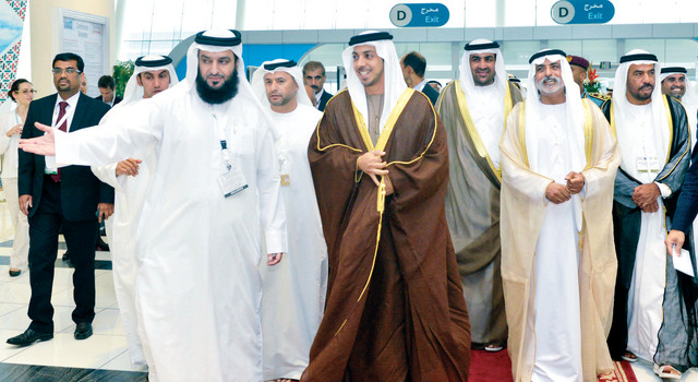 "منصور بن زايد خلال افتتاحه المعرض بحضور نهيان بن مبارك وبن فهد  \t\t  وام"