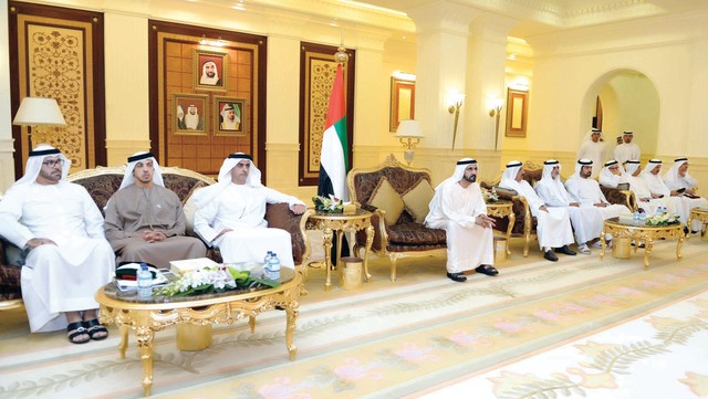 "محمد بن راشد خلال حفل التخريج بحضور حمدان بن راشد وسيف ومنصور بن زايد ونهيان وحمدان بن مبارك ومحمد القرقاوي وأنور قرقاش وعبيد الطاير وصقر غباش وحميد القطامي \tتصوير ـــ سيف محمد"