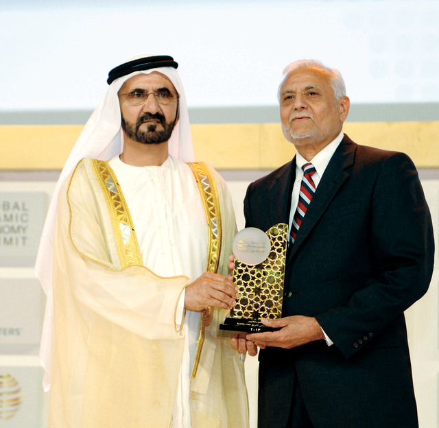"محمد بن راشد يكرم احد الفائزين"