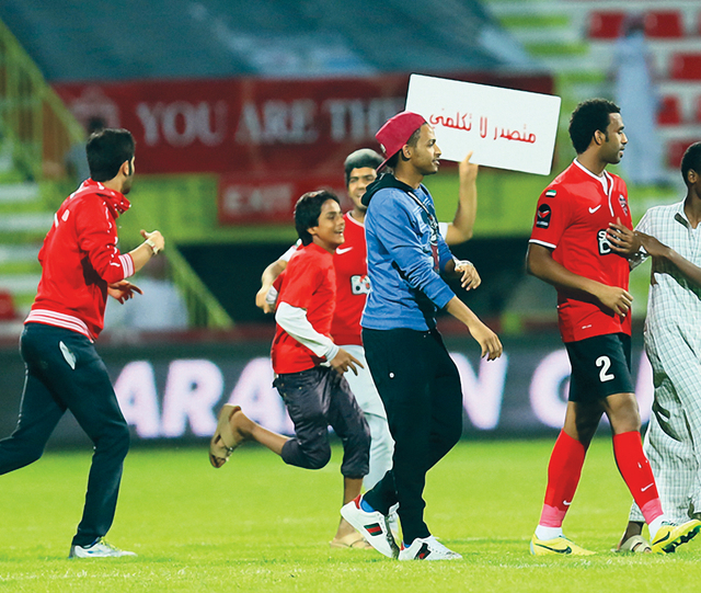 "الأطفال نزلوا إلى أرض الملعب للاحتفال مع لاعبي الأهلي."