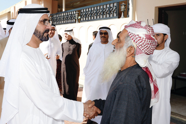 "محمد بن راشد يصافح أحد المواطنين"