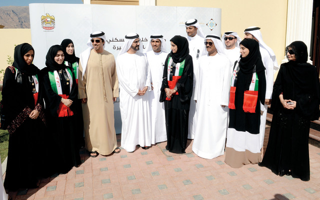 "محمد بن راشد لدى زيارته مدرسة عاتكة بنت زيد بحضور منصور بن زايد وعبدالله النعيمي تصوير: سيف محمد وخليفة اليوسف"