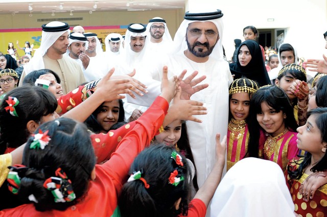"محمد بن راشد يتبادل السلام مع طالبات مدرسة عاتكة بنت زيد"