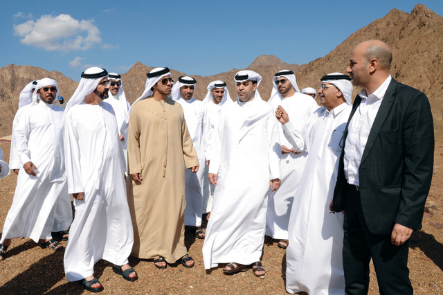 ".. وسموه خلال تفقده منطقة مشروع إسكاني بحضور منصور بن زايد ومحمد القرقاوي وأحمد الزعابي وعدد من المسؤولين"