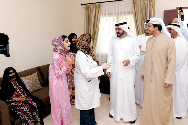 "نائب رئيس الدولة خلال الجولة بحضور منصور بن زايد والنعيمي"