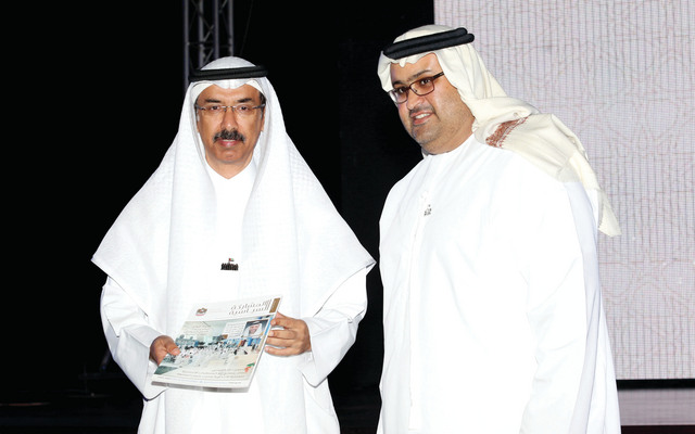 "المر يتسلم النسخة الأولى من مجلة المشاركة السياسية"