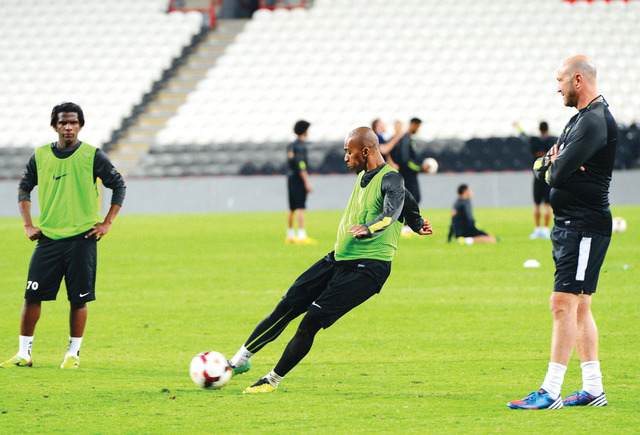 "زينغا يشرف على تدريبات التسديد          البيان"