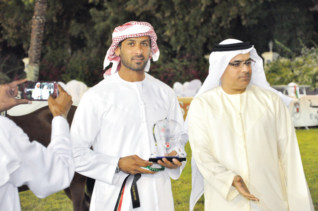 "محمد التوحيدى وعبد العزيز المرازيق خلال التتويج"