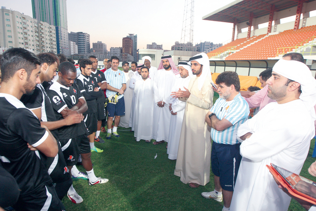 "راشد النعيمي خلال حديثه مع اللاعبين \t البيان"