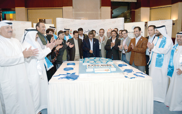 "أحمد بن سعيد يقطع قالب الحلوى الذي أعد خصيصا بهذه المناسبة \t تصوير سيف محمد"