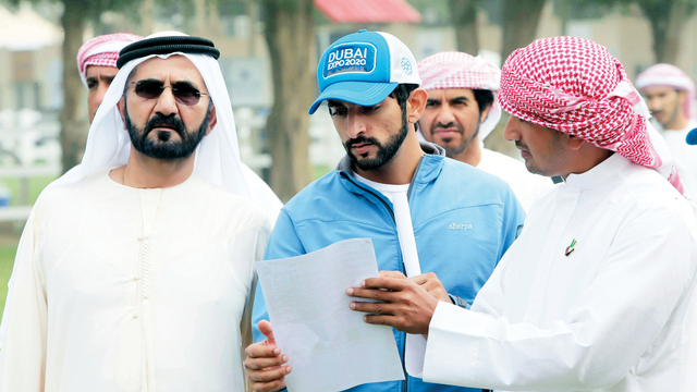 "محمد بن راشد وحمدان بن محمد خلال متابعة السباق\tوام"