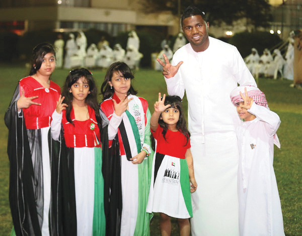 "إسماعيل الحمادي احتفل مع الأطفال بالمناسبة الغالية         \tمن المصدر"