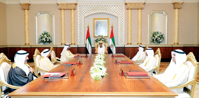 "خليفة ومحمد بن راشد والقاسمي والنعيمي والشرقي والمعلا وسعود بن صقر خلال الاجتماع\t وام"