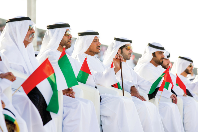 "نهيان بن مبارك وعدد من الحضور يتابعون الحفل"